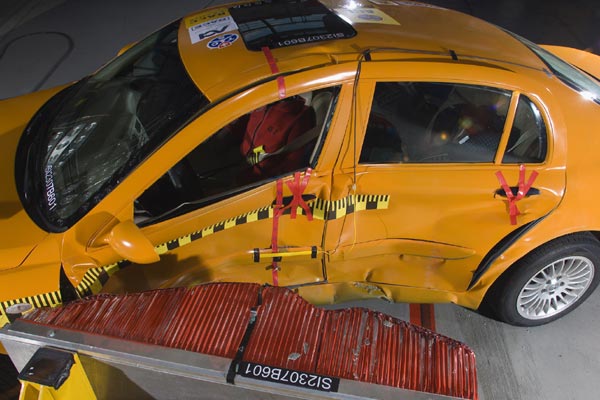 Beim Seitencrash traten beim Fahrer sehr hohe Belastungswerte im Brust- und Bauchbereich auf