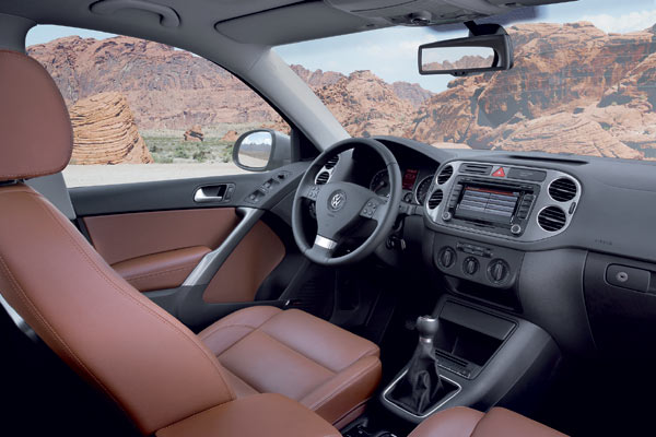 Aufregend nicht, aber funktional und unverspielt: Der Blick ins Interieur zeigt eine Mischung aus Golf-, Golf Plus- und Passat-Elementen