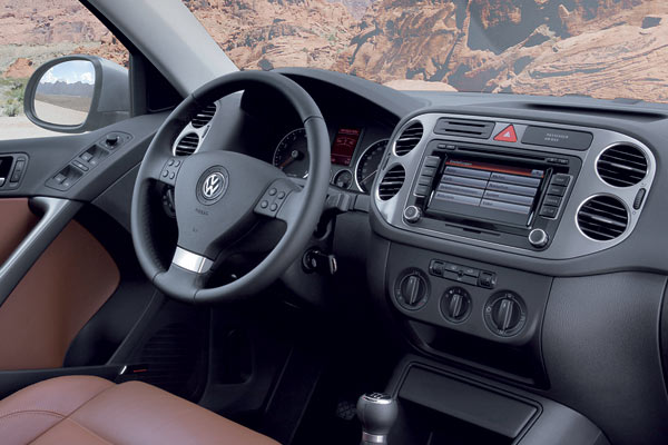 Im Detail: Neues Festplatten-Navi mit Touchscreen, viele Luftduschen und Znschloss in der Lenksule. Erstaunlich: Frs Foto hat VW ein Modell ohne Klimaautomatik gewhlt