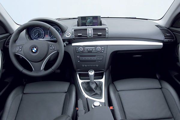 Weniger spannend, aber funktional zeigt sich das Coup-Cockpit, das dem bekannten Bild entspricht