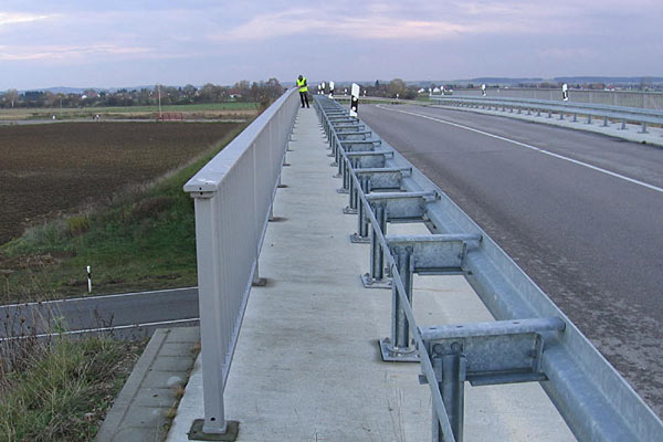 Hier gibt es Notgehwege, Gelnder und Leitplanken sind in sehr gutem Zustand
