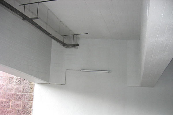 Sauber und schutzbeschichtet: So sieht eine gute Brcke von unten aus (Pforzheim, Brtzinger Brcke)