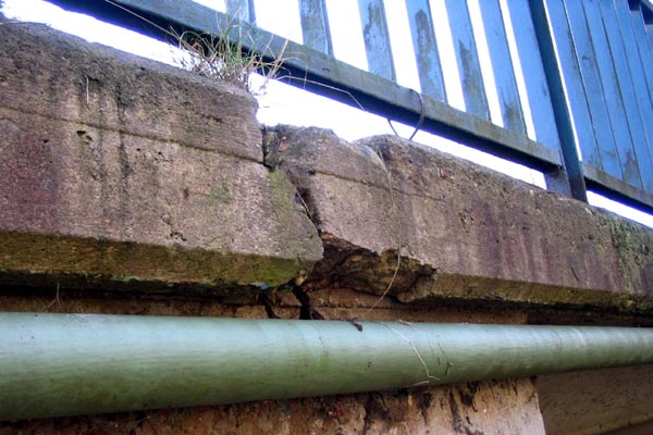 Der Zustand der Heringsmhlenbrcke in Saarbrcken ist nicht so tragisch, aber ernst zu nehmen: Hier kann Feuchtigkeit ins Bauwerk dringen und schwere Schden anrichten