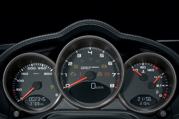 Das Layout der Zifferbltter ist jenem der Chronographen von Porsche Design nachempfunden