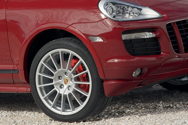 ... nicht weniger als 21 Zoll groen Rdern mit 295er-Walzen