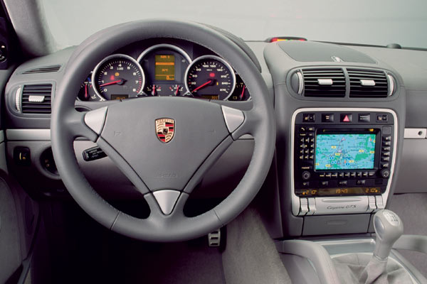 Im Interieur gibt es neu entwickelte 12-Wege-Sportsitze und mit Leder kombiniertes Alcantara