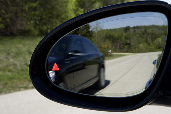 Erstmals gibt es eine berwachung des sog. Toten Winkels auch bei Mercedes. Das rote Warnsymbol erscheint direkt auf dem Spiegelglas. Der sichtbare doppelte Rand hat nur mit der automatischen Abblendfunktion zu tun