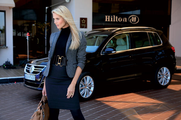 Auf dem Kofferraum-Bild natürlicher getroffen: Klum und der VW Tiguan im TV-Spot