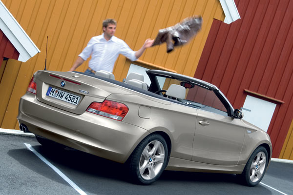 Noch etwas Beitrag zum Klischee: Die Jacke muss lssig ins offene Auto geworfen werden, dann »