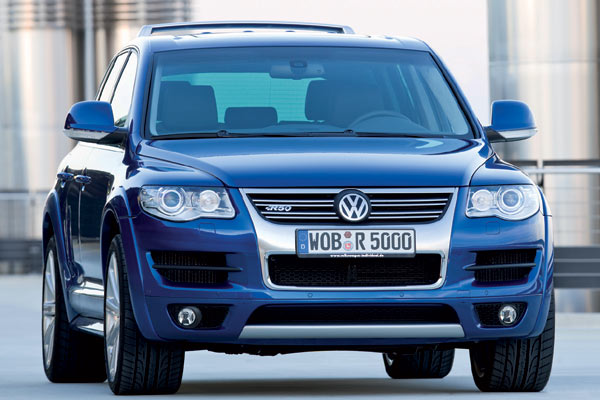 Der Touareg ist zweifellos noch immer ein schnes Auto. Erkennungszeichen des neuen, 350 PS starken R50 sind modifizierte Schrzen, Seitenschweller und Radhausverbreiterungen, die »