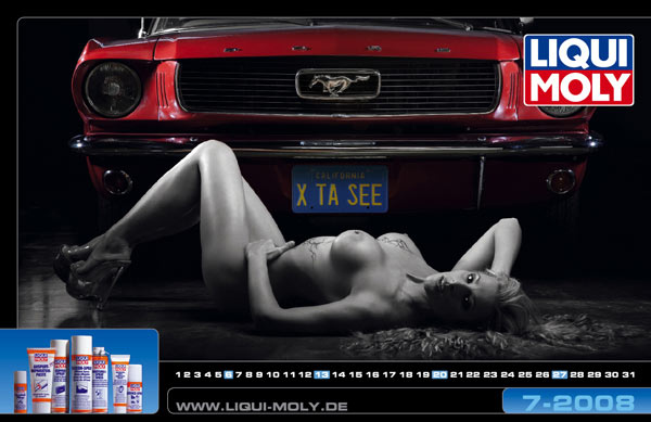 Juli. Der Mustang ist in Ekstase