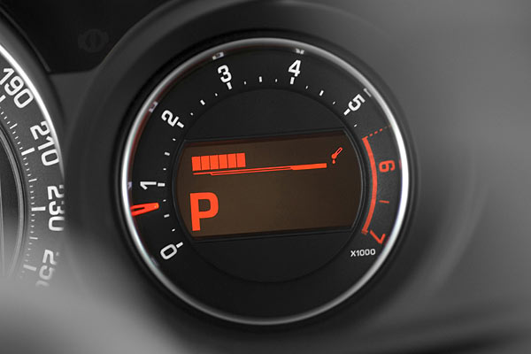 Drei Rundinstrumente mit nur auen sichtbaren Zeigern und innenliegendem Display. Die Tachobeschriftung auf der Kreislinie ist schlechter ablesbar als ntig