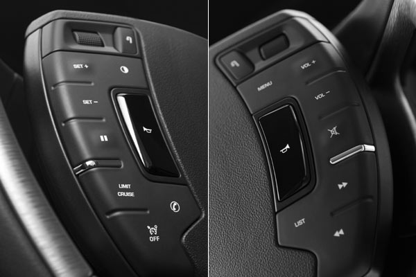 Das Lenkrad verfügt über eine feststehende Nabe und viele Bedienelemente für Tempomat, Bordcomputer & Co. &ndash; Schlecht: Keine vollflächige Hupenbetätigung