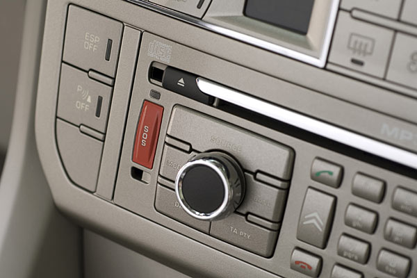 Saubere Gestaltung der Mittelkonsole, hier mit Telefontastatur und Notruf-Funktion