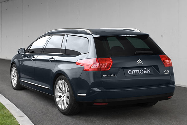 Statt schmaler vertikaler Rückleuchten gibt es nun breite waagerechte &ndash; und damit bewusst mehr optische Nähe zur Limousine