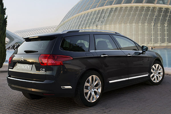 Hingucker: Die Chromleiste auf der Fensterkante endet an der C-Sule und betont oder versteckt damit das Kombi-Heck, je nach Sichtweise. Chic: Dachreling ohne Mittelbefestigung