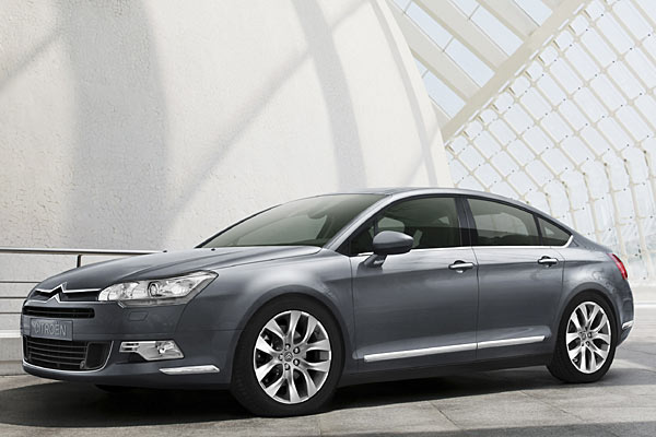 Die Neuauflage hat den blassen, biederen Charakter des Vorgngers komplett abgelegt. Das Stufenheck ist ausgeprgter als zuvor gezeichnet