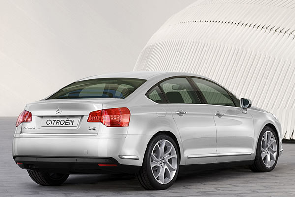 Hohe Grtellinie mit deutlicher Sicke. Klassisches, aber keineswegs langweiliges Heck