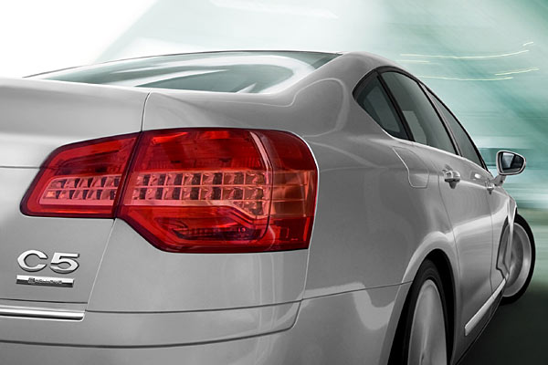 Geteilte Leuchten mit einem Hauch von Audi, stehende Spiegel und die Abkehr von Klapptrgriffen sind weitere Kennzeichen der neuen Generation