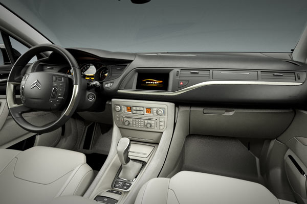 ... ohne zu extrovertiert zu wirken. Die elektrische Handbremse gibt es nur in Kombination mit der Hydropneumatik