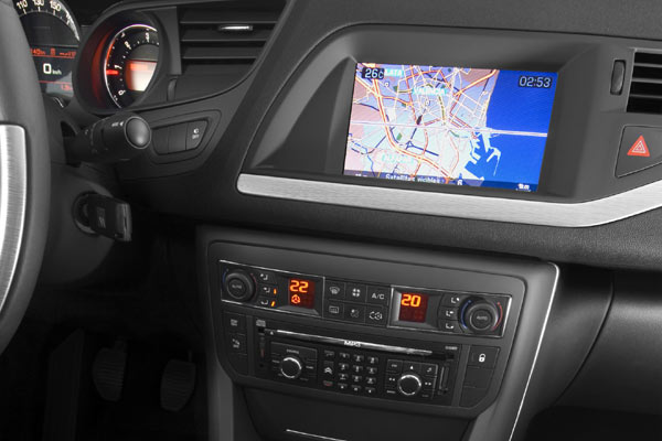 Mittelkonsole mit Farbmonitor und ungnstig platziertem Warnblinker