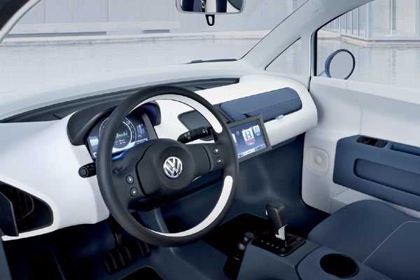 »Cockpit mit groer Zukunft«: Die sehr puristische Gestaltung mit zwei Monitoren ist je nach Geschmack Verheiung oder Drohung