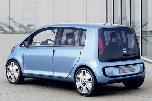 Am Heck gibt es anstelle einer Heckklappe eine asymmetrisch zweigeteilte Flgeltre