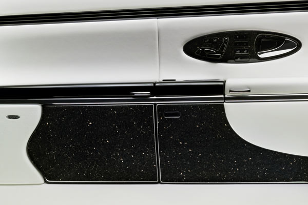 Applikationen in schwarzem Klavierlack und aus schwarzem Granit mit goldenen Einschlssen