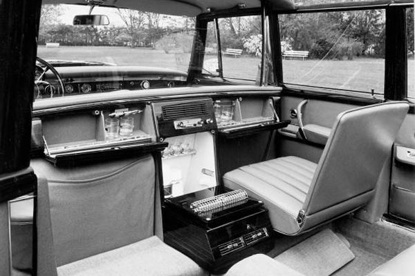 Blick in den Fond des offenen 600. Die integrierte Bar war eine Sonderausstattung