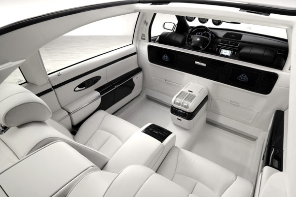 Whrend der Chauffeurs-Bereich weitgehend in schwarzem Leder ausgeschlagen ist, gibt es im Fond der Studie ein nahezu komplett weies Ambiente