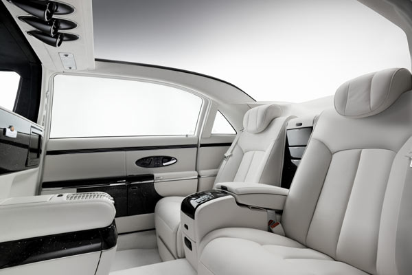 Auch das Landaulet verfgt ber Liegesitze. Khlschrank, DVD-Monitore, Champagner-Halterung und Dachinstrumentierung sind selbstverstndlich. Die Glas-Trennwand wird auf Knopfdruck undurchsichtig