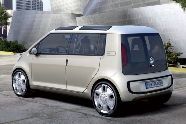 Das Dach ist wei lackiert, hinter der Klappe in der C-Sule ist die Lade-Steckdose angebracht