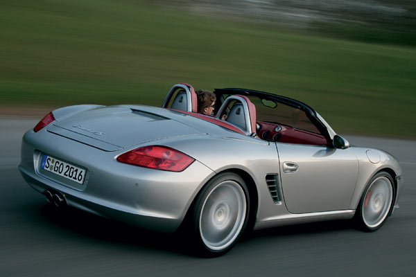 Erkennungszeichen des RS 60 Spyder sind u.a. die »SportDesign«-Frontschrze, die Sonderfarbe, das spezielle Auspuffsystem, die lackierten Sitzlehnen und die komplett roten Rckleuchten