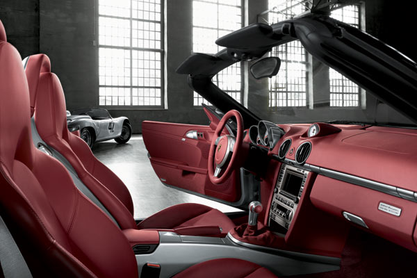 Rotes, hochwertiges Leder und in Wagenfarbe lackierte Teile wie die Mittelkonsole als Interieur-Aufwertung. Auffllig sind die Instrumente ohne Hutze