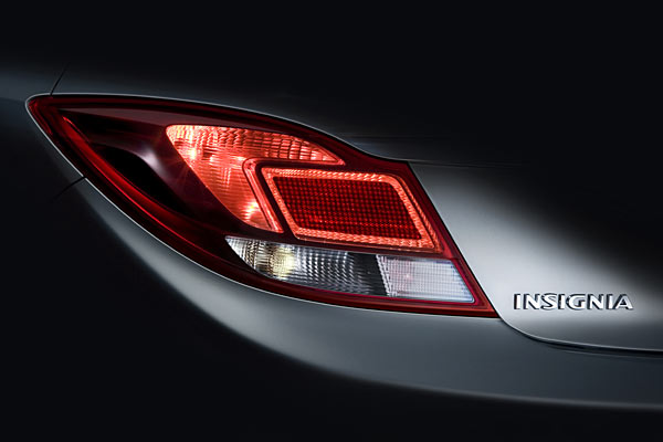 Der Name Insignia fr den Vectra-Nachfolger steht jetzt offiziell fest. Mehr als die Heckleuchte mag Opel vom neuen Mittelklasse-Modell naturgem noch nicht zeigen