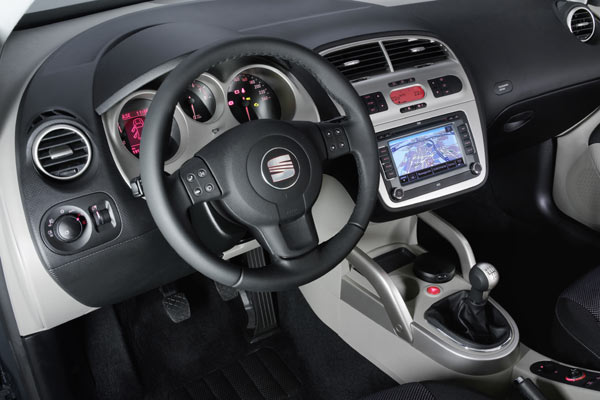 ... gibt es jetzt eine hellere Farbkombination (nur Altea) und ein modernes Navi mit Festplatte, DVD-Player, Touchscreen und integrierter Freisprecheinrichtung