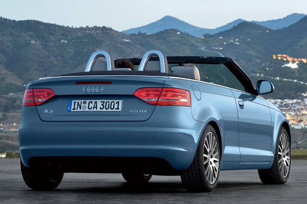 Charakterisches Merkmal des A3 Cabrio sind die feststehenden �berrollb�gel hinter den Fond-Kopfst�tzen. Eine umlaufende Chromleiste sorgt f�r einen Hauch Eleganz