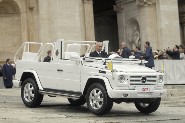 Es handelt sich um ein Mercedes G 500 Cabriolet mit umklappbarer Frontscheibe und Haltebgeln. Der Papst steigt ber Stufen am Heck ein