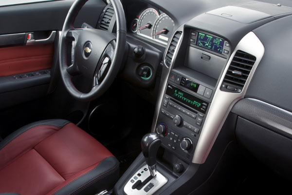 Das Interieur soll durch rot-schwarze Ledersitze und &raquo;Carbon-Look&laquo; sportlich wirken