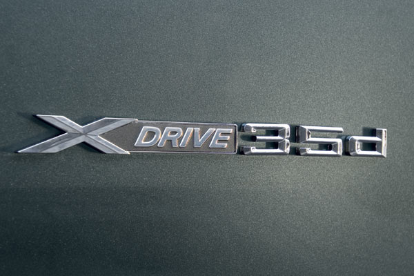 Seltsam und unnötig: Anstelle »X6 3,5d« wie sonst setzt BMW auf eine lange, kryptische Modellbezeichnung, die auch noch prominent auf die vorderen Türen montiert wird