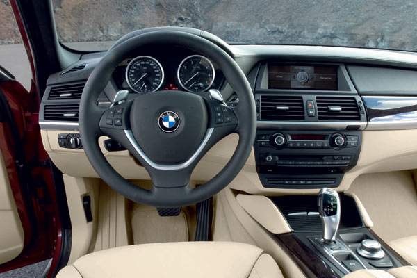 Weniger auffällig gibt sich das Interieur im bekannten, etwas unruhigen BMW-Stil