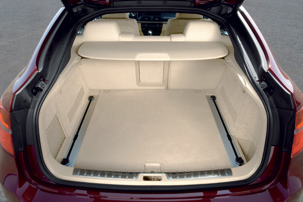 Der Kofferraum ist 50 Liter kleiner als beim X5. Vier Golfbags, das war BMW wichtig, passen hinein