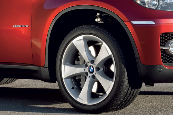 19-Zoll-Räder und Xenon-Licht sind Serie, Kurven- und Abbiegelicht lässt sich BMW extra bezahlen