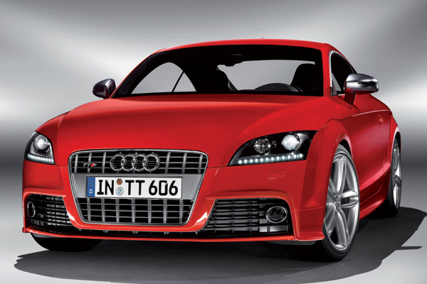 Das neue Topmodell gibt sich an einem grauen Grill und dem LED-Tagfahrlicht zu erkennen