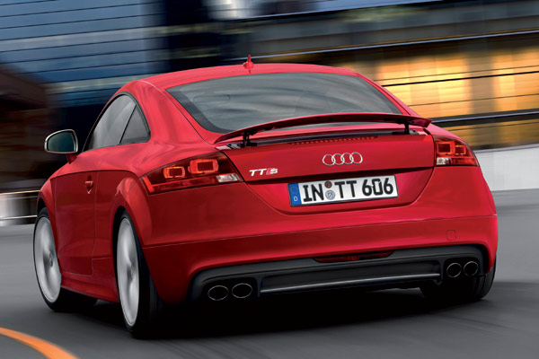 Am Heck sorgt die vierflutige Abgasanlage und die bullige Schrze zusammen mit dem TT-blichen, ausfahrbaren Spoiler fr mchtig Eindruck