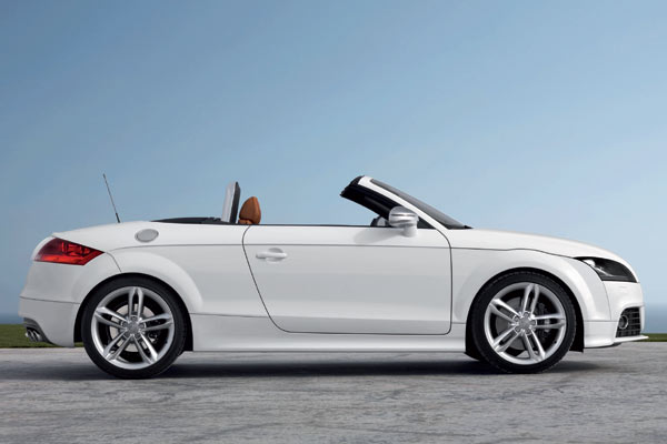 TTS-spezifisch sind auch die silberfarben abgesetzten Auenspiegelgehuse