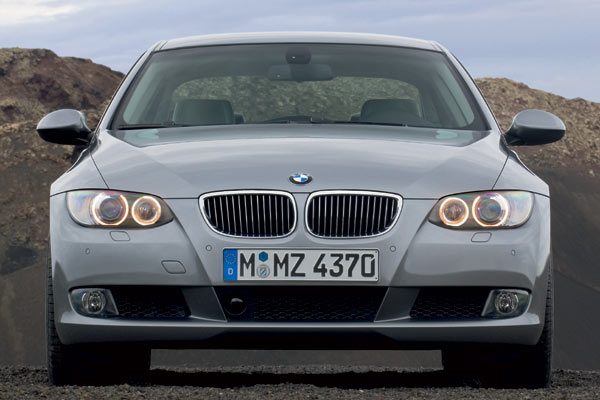 Gedanken um das Tagfahrlicht und seine markenspezifische Integration haben sich sonst nur BMW mit den »Corona-Ringen« und natrlich »