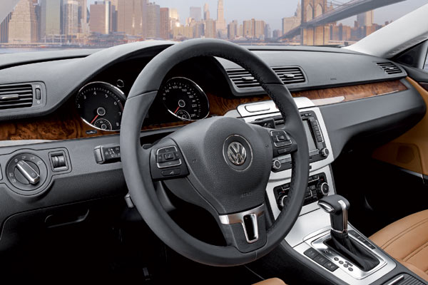 Das Cockpit bleibt im Grundsatz dem bekannten Muster treu. Neu sind die Lenkrder mit mehr Bedientasten