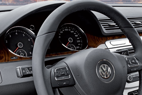 Tank- und Temperaturanzeige wandern in die groen Runduhren, bleiben aber dem schnen 270-Grad-Stil treu. Schade: Dadurch entfallen die Zusatzdisplays fr Datum/Uhrzeit und km-Stand