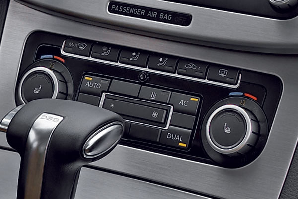 Enttuschend ist die neue Bedieneinheit der Klimaautomatik: Keine Displays mehr, viele Blindstopfen, kein Geblse-Drehregler, nur noch dreistufige Sitzheizung und Temperaturanzeige in 1-Grad-Schritten